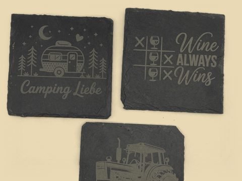 Untersetzer aus Schiefer mit Wohnwagen und dem Spruch Camping Liebe, mit Weingläsern und Wine always wins, und mit Traktor