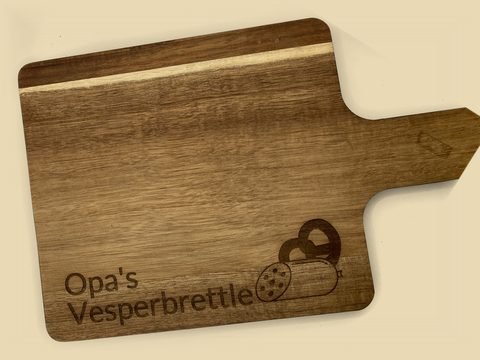 Schneidebrett aus Akazienholz mit Griff und dem Spruch Opa's Vesperbrettle, dazu Wurst und Brezel